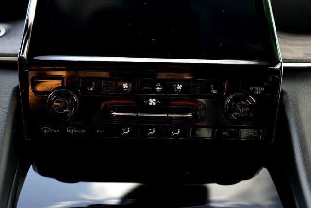 Used 2023 Jeep Grand Cherokee L Limited w/ Luxury Tech Group II RWD image 17