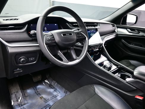 Used 2023 Jeep Grand Cherokee Altitude image 13