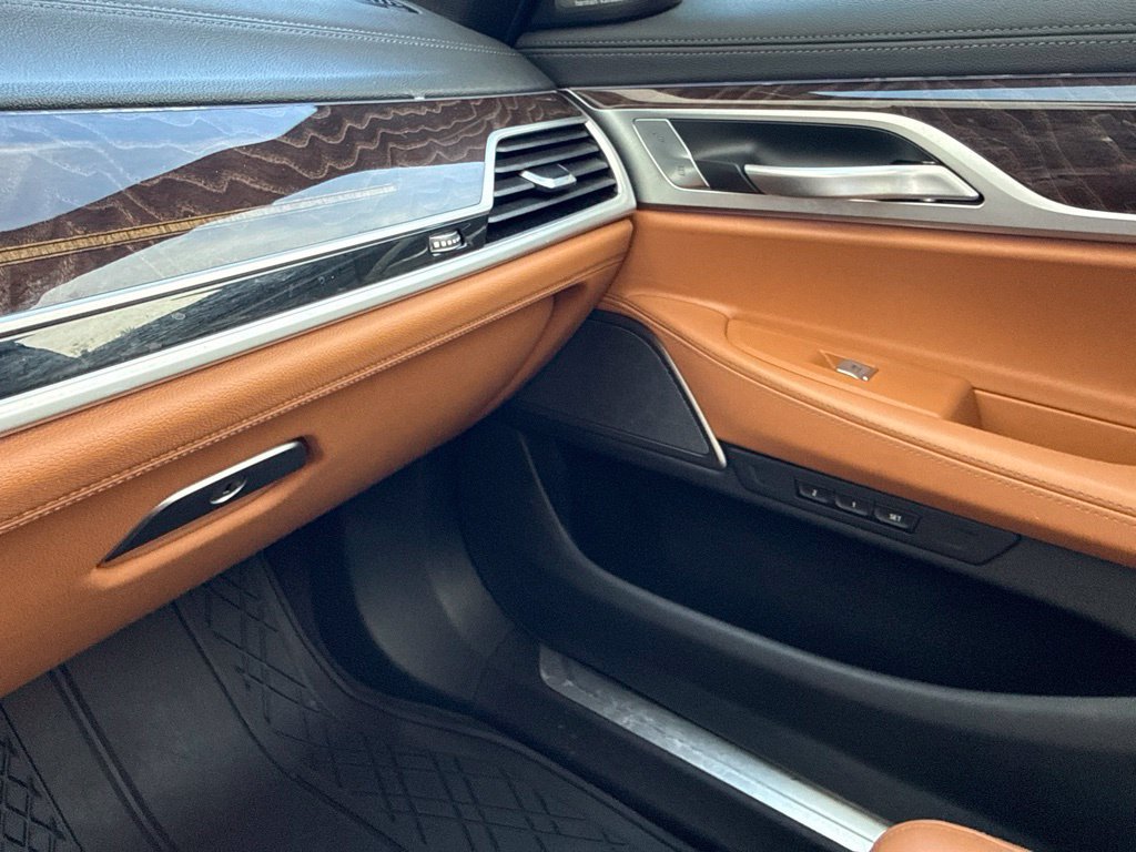 Used 2022 BMW 750i xDrive w/ M Sport Package AWD/4WD image 28
