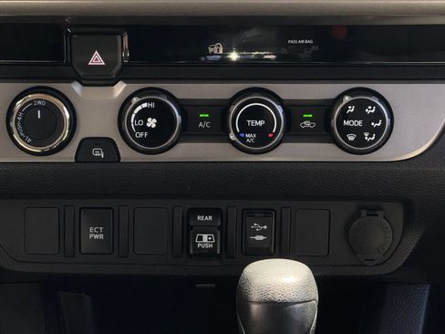 Used 2018 Toyota Tacoma SR5 AWD/4WD image 17