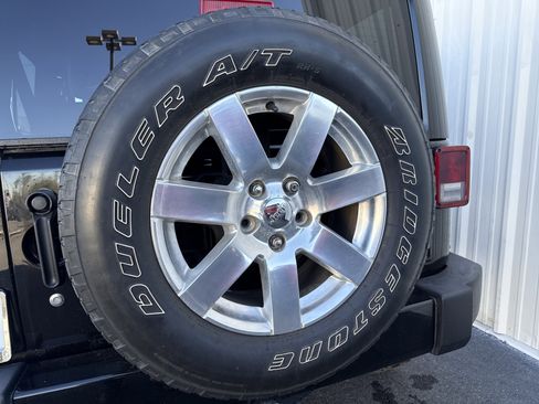 Used 2018 Jeep Wrangler Unlimited Sahara w/ Connectivity Group image 12