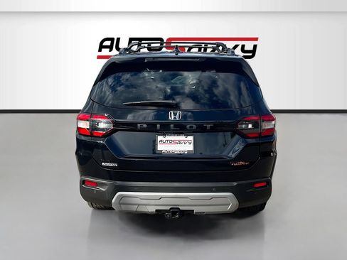 Used 2025 Honda Pilot TrailSport image 6