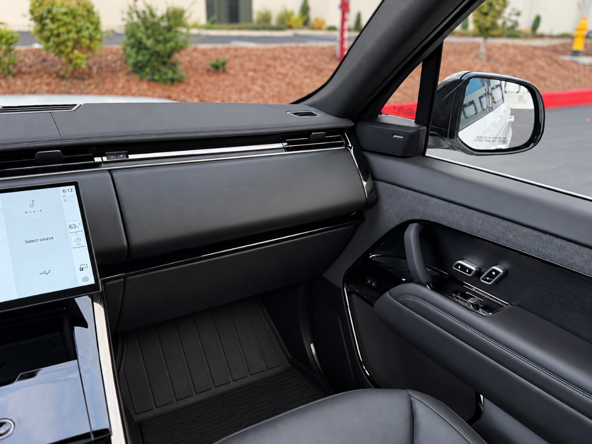 Used 2025 Land Rover Range Rover Sport AWD/4WD image 18