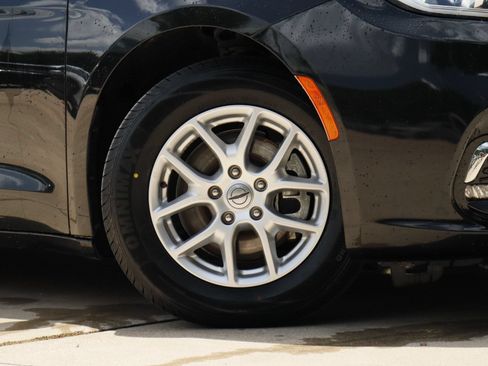 Used 2022 Chrysler Pacifica Touring-L FWD image 3