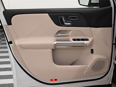 Used 2025 Mercedes-Benz GLB 250 4MATIC w/ Winter Package image 22