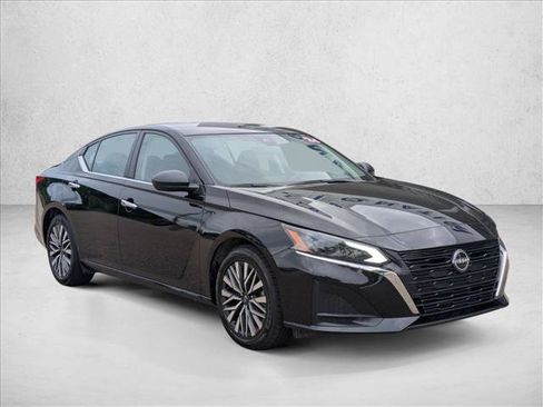 Used 2024 Nissan Altima 2.5 SV FWD image 3