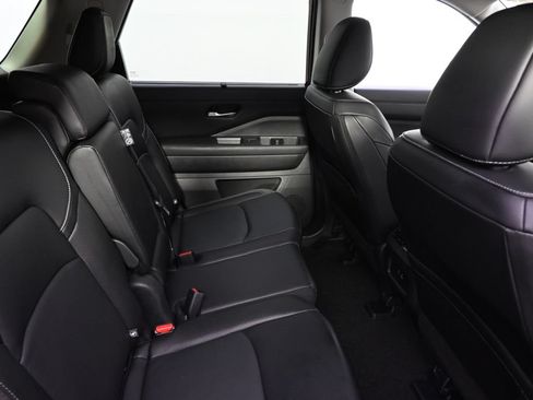 Used 2024 Nissan Pathfinder SL AWD/4WD image 18