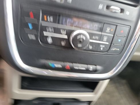 Used 2014 Chrysler Town & Country Touring w/ Driver Convenience Group FWD image 29