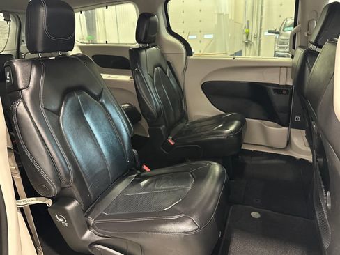 Used 2022 Chrysler Pacifica Touring-L FWD image 34