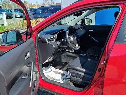Used 2023 Toyota Corolla Cross XLE w/ Convenience Package AWD/4WD image 17