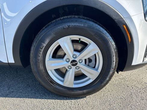 Certified 2024 Kia Sorento LX image 12