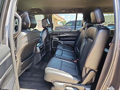 Used 2024 Jeep Wagoneer L Series II RWD image 10