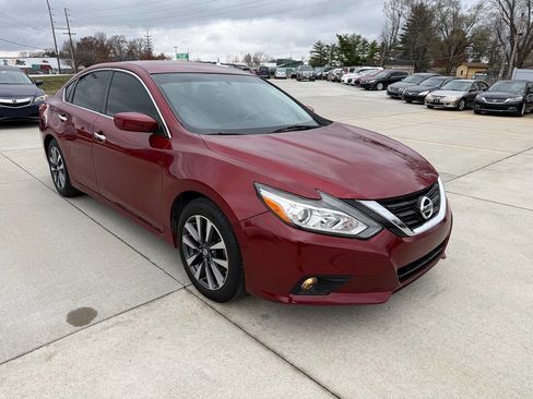 Used 2017 Nissan Altima 2.5 SV image 2