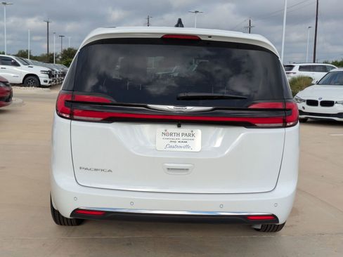 New 2026 Chrysler Pacifica Select image 4
