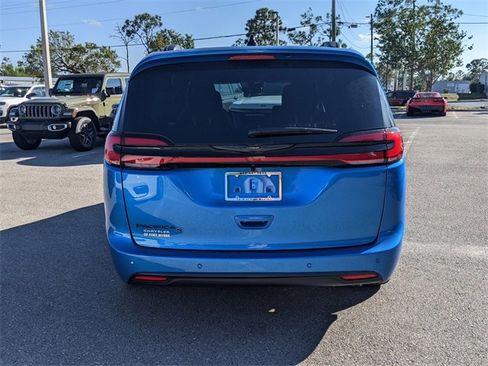 New 2026 Chrysler Pacifica Select w/ S Appearance Package image 5