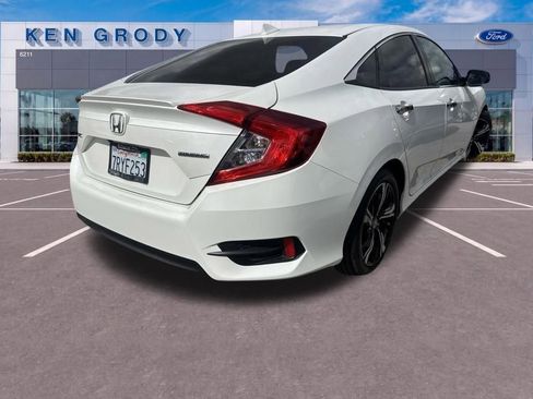 Used 2016 Honda Civic Touring image 3