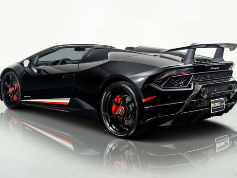 Used 2018 Lamborghini Huracan Performante AWD/4WD image 16