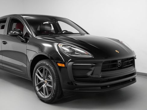 Used 2025 Porsche Macan image 9