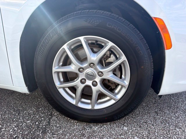 Used 2024 Chrysler Pacifica Touring-L FWD image 10