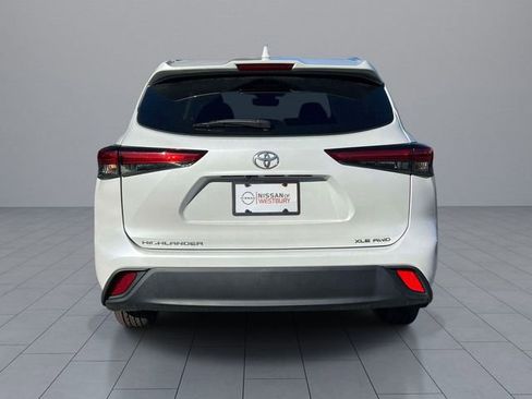 Used 2022 Toyota Highlander XLE AWD/4WD image 6