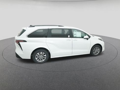 New 2026 Toyota Sienna XLE image 10