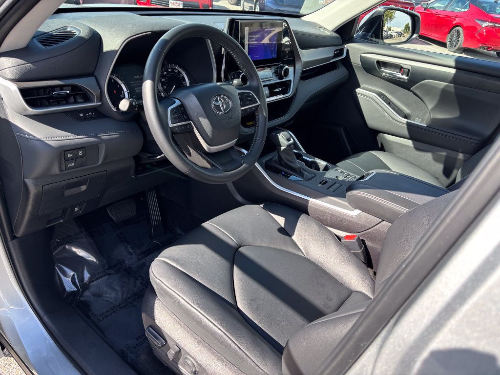 Used 2025 Toyota Highlander XLE AWD/4WD image 16