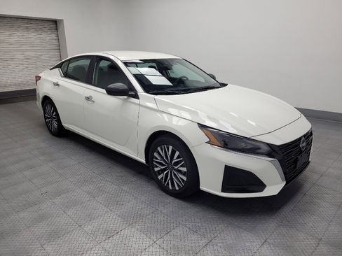 Used 2025 Nissan Altima 2.5 SV FWD image 11