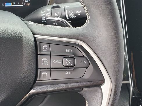 Used 2023 Jeep Grand Cherokee Altitude RWD image 8