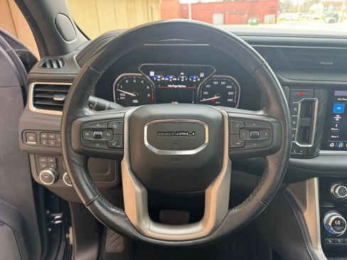 Used 2021 GMC Yukon Denali w/ Denali Premium Package image 28