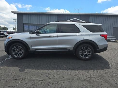 Used 2023 Ford Explorer XLT w/ XLT Sport Appearance Package image 4