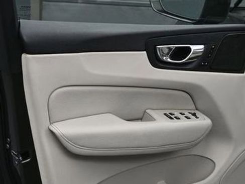 Used 2019 Volvo XC60 T6 Momentum w/ Multimedia Package AWD/4WD image 10