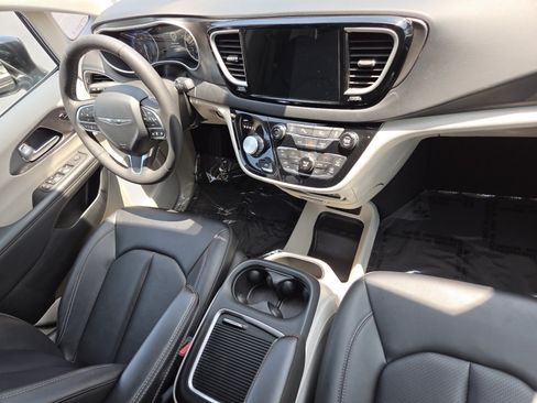 Used 2024 Chrysler Pacifica Touring-L FWD image 24