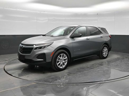 Used 2023 Chevrolet Equinox LS w/ LS Convenience Package FWD image 4