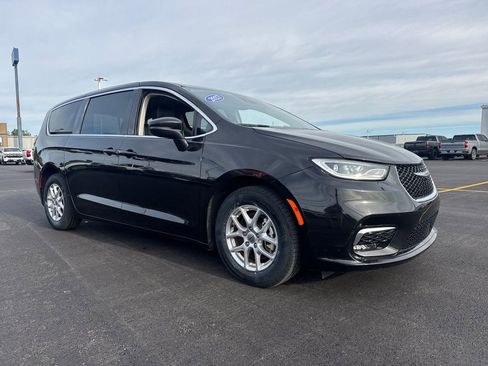 Used 2023 Chrysler Pacifica Touring-L FWD image 8