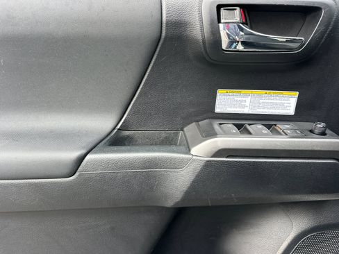 Used 2019 Toyota Tacoma TRD Off-Road image 10