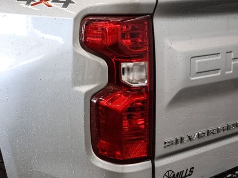 Used 2022 Chevrolet Silverado 1500 LT AWD/4WD image 17