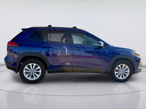 Used 2022 Toyota Corolla Cross LE w/ Moonroof Package FWD image 2