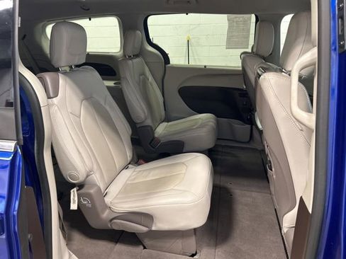 Used 2020 Chrysler Pacifica Touring-L Plus w/ Advanced Safetytec Group FWD image 19