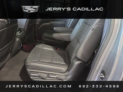Used 2024 Cadillac Escalade ESV V AWD/4WD image 18