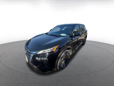 Used 2025 Nissan Rogue SV image 2