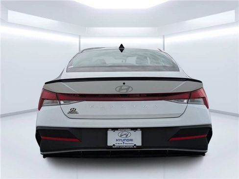 Used 2025 Hyundai Elantra Sport FWD image 4