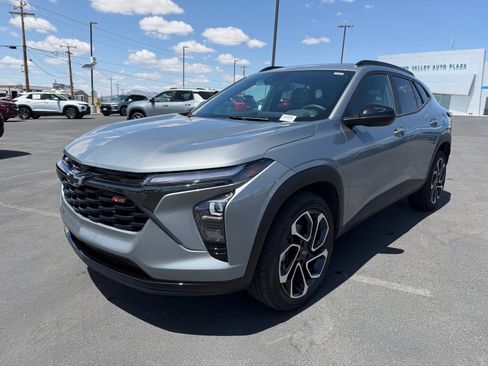 Used 2024 Chevrolet Trax RS w/ Sunroof Package FWD image 6