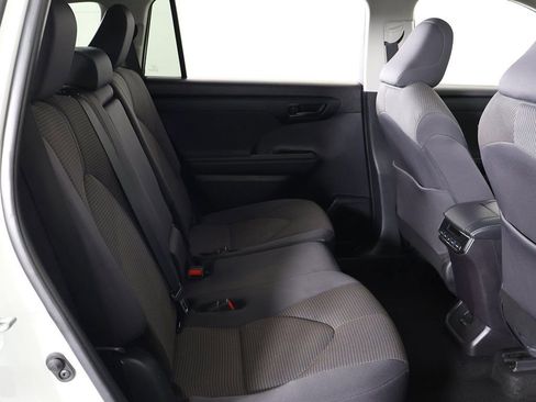 Used 2024 Toyota Highlander LE image 33