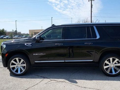 Used 2022 GMC Yukon XL Denali w/ Denali Premium Package image 6