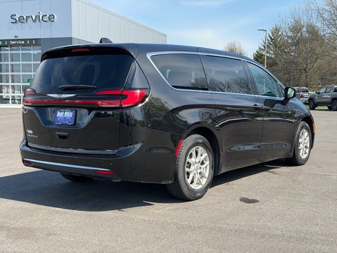 Used 2023 Chrysler Pacifica Touring-L image 5