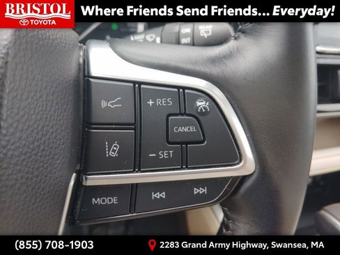 Used 2021 Toyota Highlander XLE AWD/4WD image 32