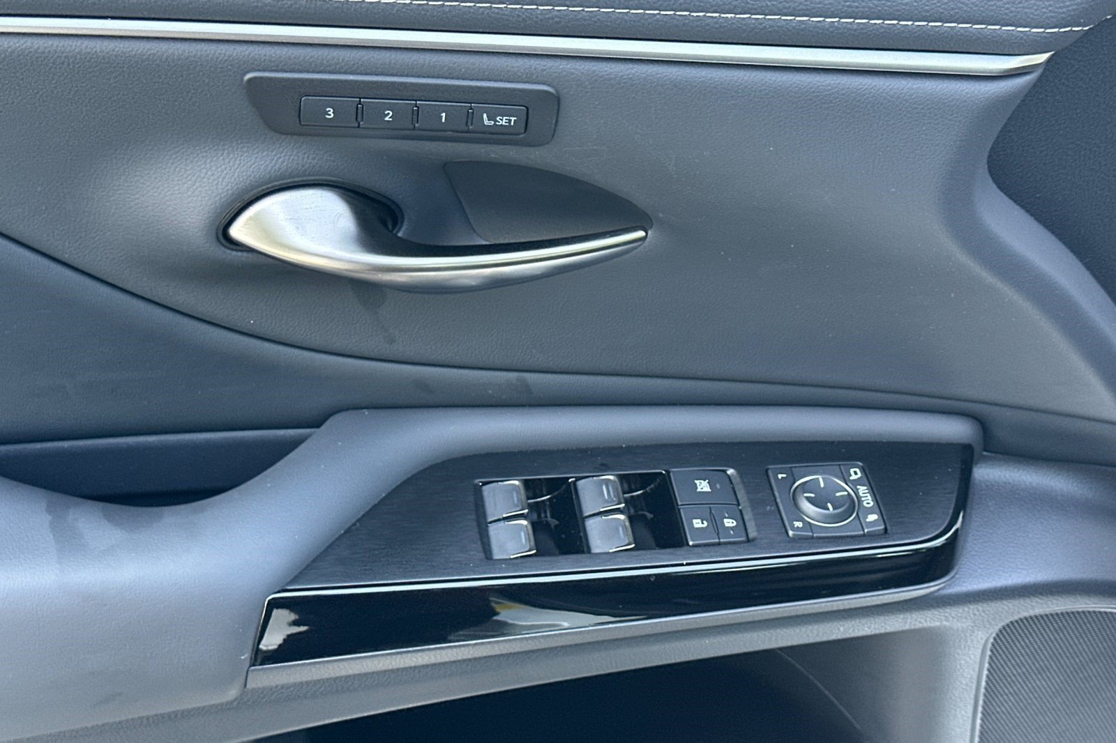 Certified 2025 Lexus ES 300h w/ Premium Package FWD image 15