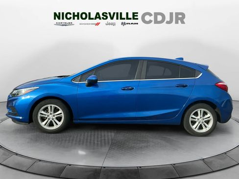 Used 2018 Chevrolet Cruze LT w/ Convenience Package FWD image 2
