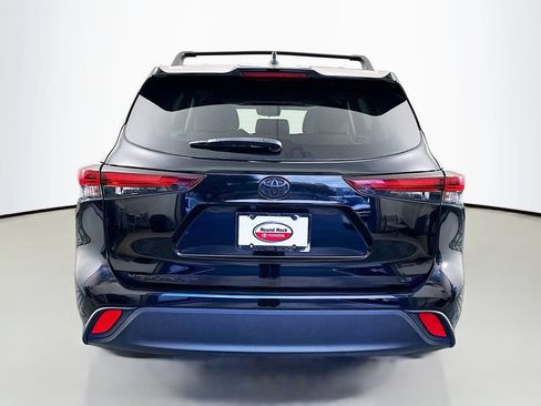 Used 2024 Toyota Highlander LE FWD image 6