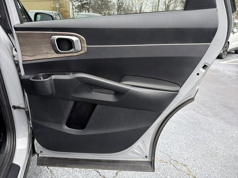 Used 2022 Kia Sorento EX w/ Panoramic Sunroof Package image 17